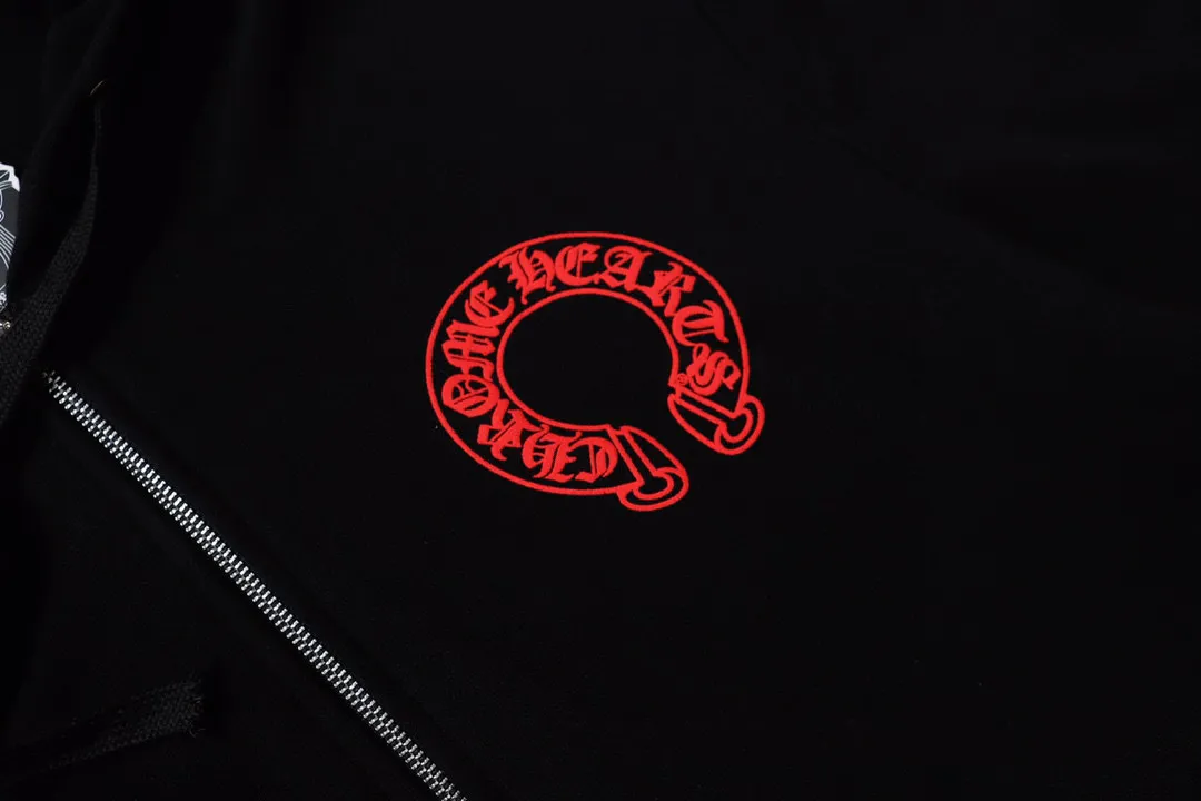 Q6—P230 -Chrome Hearts/Chrome Hearts printed zipper sweatshirt cardigan jacket -420 grams of high-density, high-quality wool, soft, delicate and skin-friendly, soft and silky to the touch, warm and skin-friendly -The hardware and zipper accessories are all customized and full of details -Colour: black -Size: S M L XL